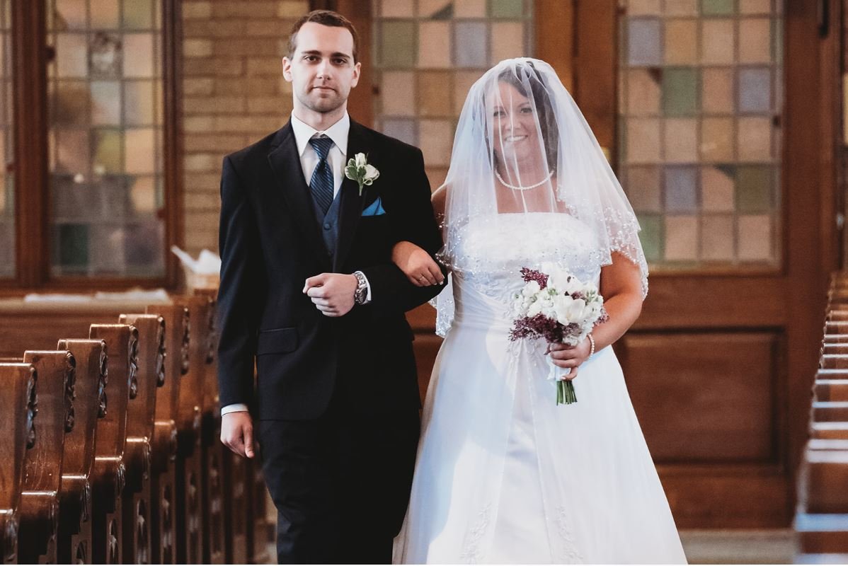5 Reasons to Hire a Local Wedding Photographer Rochester Over a Travel Shooter